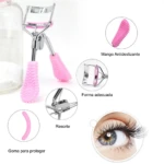 Encrespador de pestañas manual con mangos texturizados rosados antideslizantes, resorte y goma protectora.