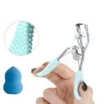 Encrespador manual celeste texturizado con pomo de maquillaje azul, ideal para rizar pestañas.
