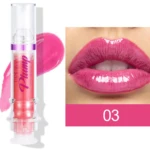 Voluminizador de labios rosado brillante "Plump" en forma de jeringa, ideal para dar volumen.
