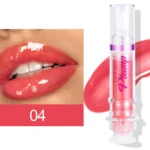Labial voluminizador en tono coral 04, presentación forma inyección, con labios brillantes en primer plano.