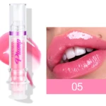 Voluminizador de labios color rosa brillante en jeringa, efecto relleno, modelo 05.