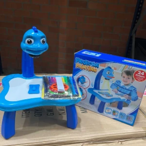 Escritorio de aprendizaje interactivo azul con personaje animado, incluye pizarra, lápices de colores y caja de regalo.