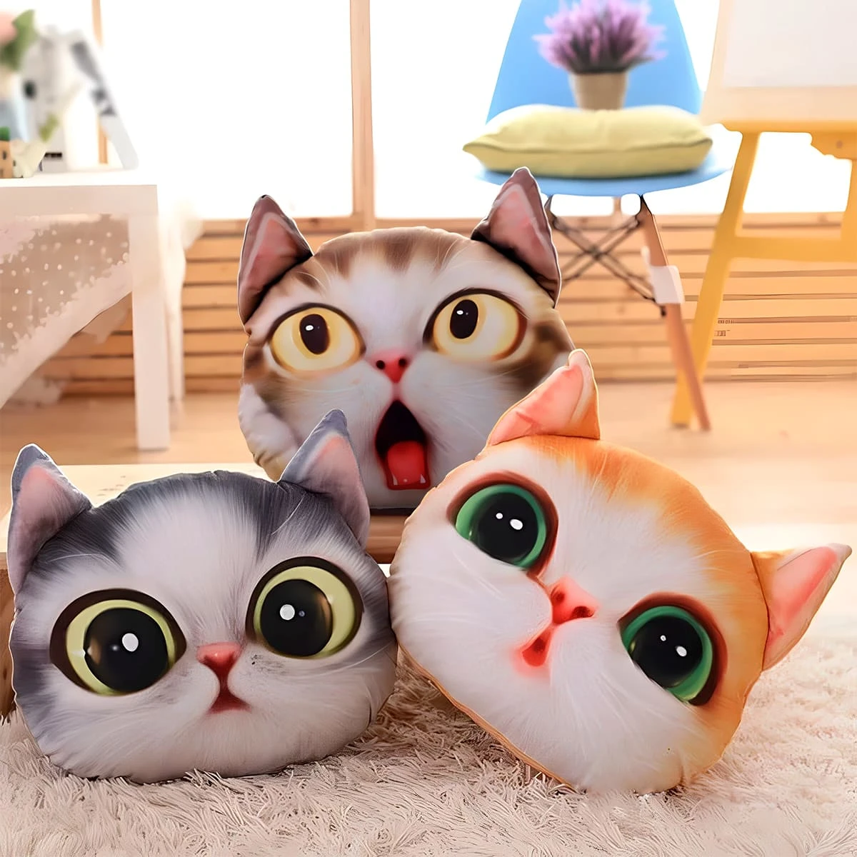 Tres cojines decorativos 3D de gatos con expresiones realistas, colores variados y textura suave, ideales para sala o escritorio.