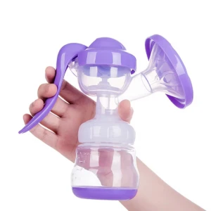 Extractor de leche manual morado de silicona, cómodo y ergonómico, sostenido en mano.