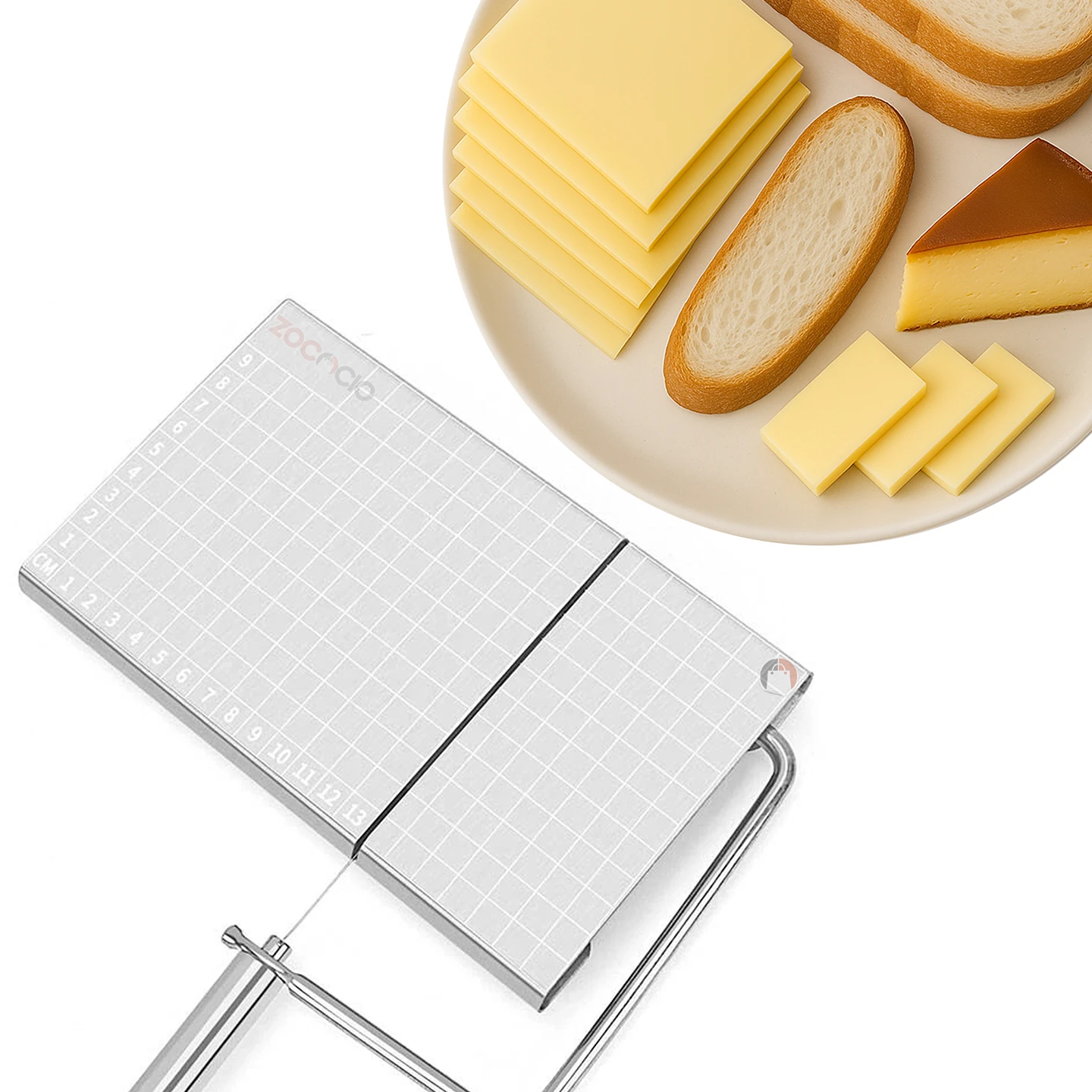 Cortador de queso con guía de precisión en acero inoxidable, mostrando lonchas uniformes de queso y pan sobre plato blanco.