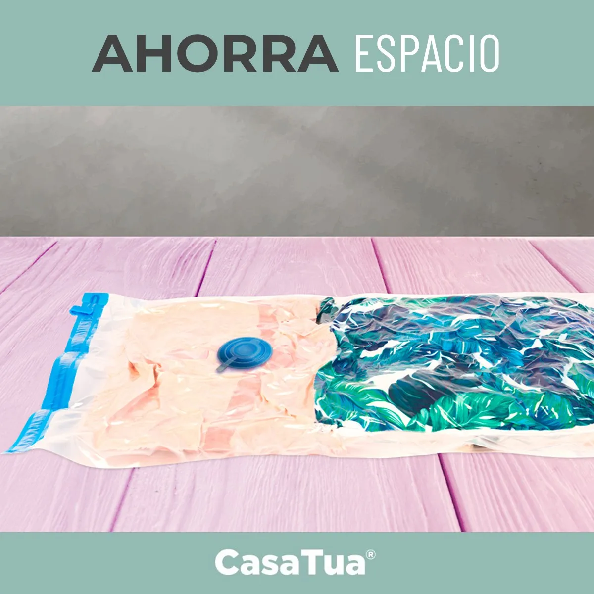 Bolsas al vacío con estampado tropical y beige, cerradas con válvula azul, sobre superficie de madera rosa.