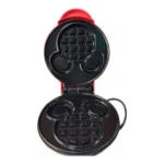 Waflera antiadherente Mickey Mouse abierta, con moldes en forma de cabeza del personaje y textura de cuadrícula para waffles. Color rojo y negro.