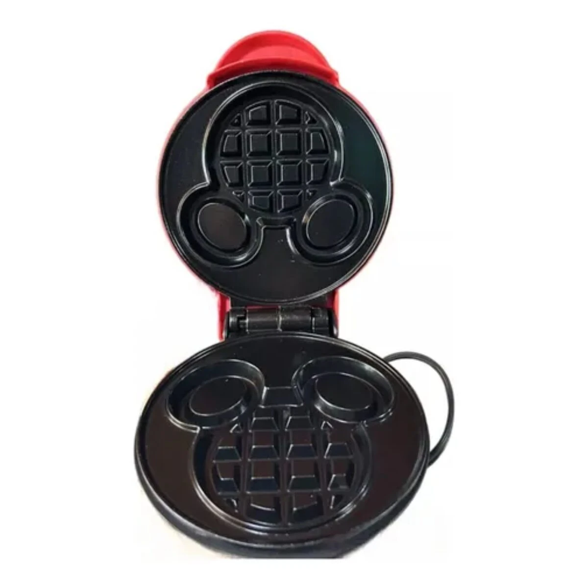 Waflera antiadherente Mickey Mouse abierta, con moldes en forma de cabeza del personaje y textura de cuadrícula para waffles. Color rojo y negro.