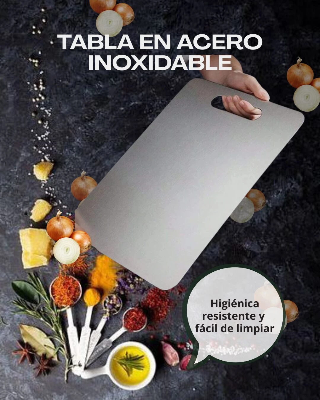 Tabla de picar en acero inoxidable, color plateado, con mango integrado, rodeada de especias y verduras sobre fondo oscuro.