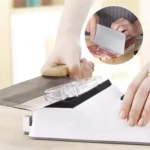 Afilador de cuchillos eléctrico blanco recargable USB afilando un cuchillo de chef.