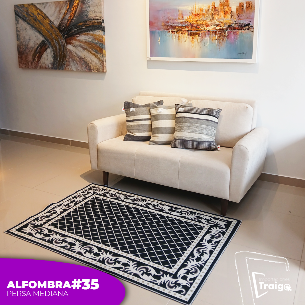 Alfombra persa mediana de 1m x 1.5m con diseño geométrico en negro y blanco, colocada frente a un sofá beige en sala moderna.