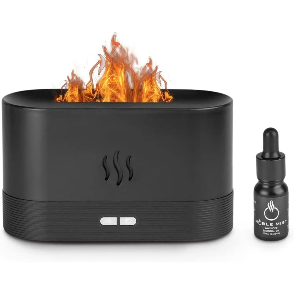 Difusor ultrasónico negro con llama realista en la parte superior, botones frontales y botella de aceite esencial Noble Mist al lado.