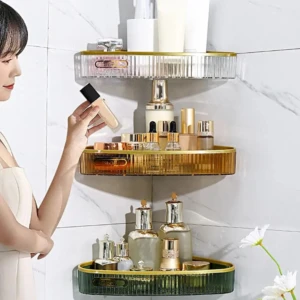 Organizador de esquina adhesivo dorado y transparente con botellas de maquillaje y perfume.