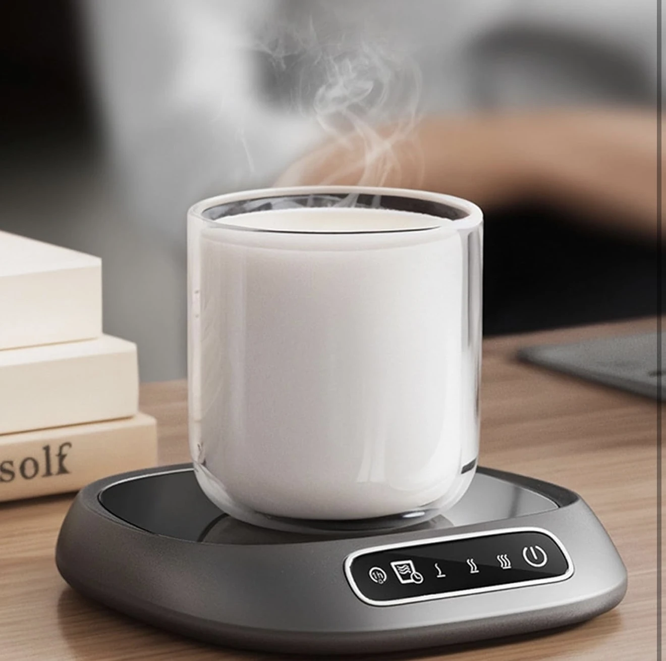 Calentador de tazas USB digital gris con vaso de vidrio doble pared lleno de leche caliente y vapor.