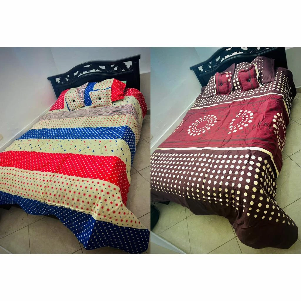 Edredón alcachado de cinco piezas en dos variantes: diseño multicolor con rayas y lunares, y modelo en tonos marrones con estampado circular. Incluye cojines y funda de colchón.