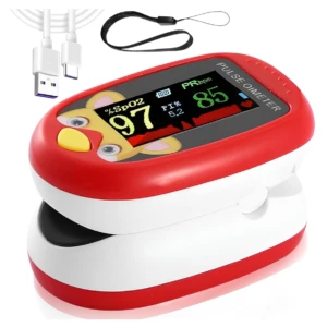 Pulsioxímetro pediátrico recargable rojo con pantalla OLED, muestra saturación 97% y frecuencia 85 lpm, incluye cable USB y correa de muñeca.