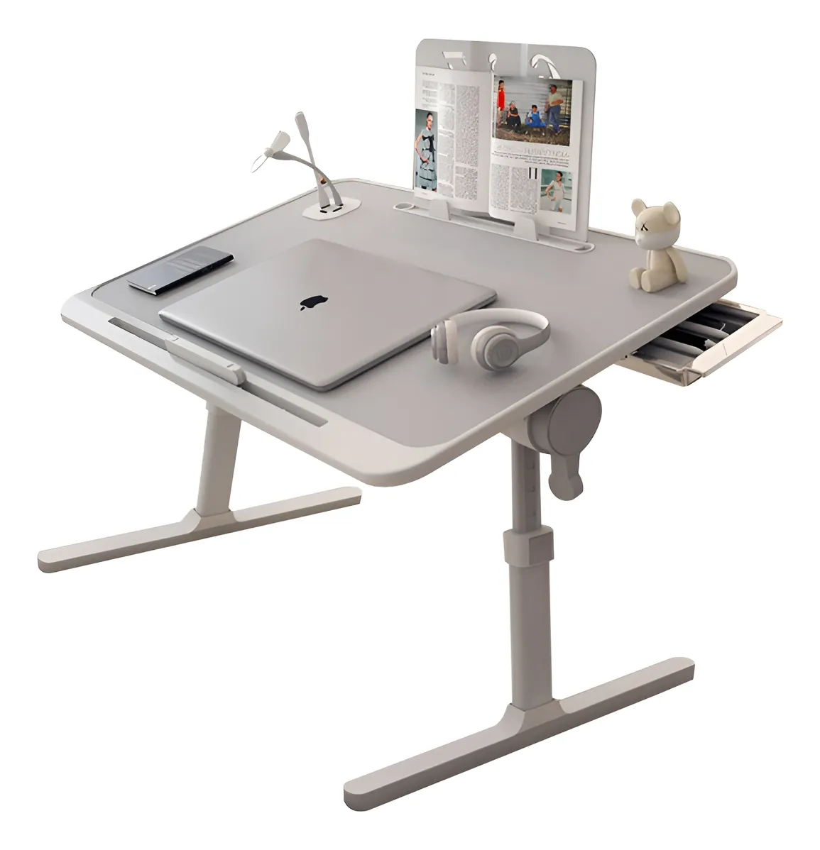 Mesa de escritorio plegable color gris claro con soporte para laptop, auriculares, teléfono y lector. Incluye estante lateral, ventilador y luz LED integrada.