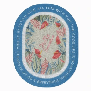 Tapete ovalado azul con flores tropicales y texto "Hello Summer", ideal para recibidor.