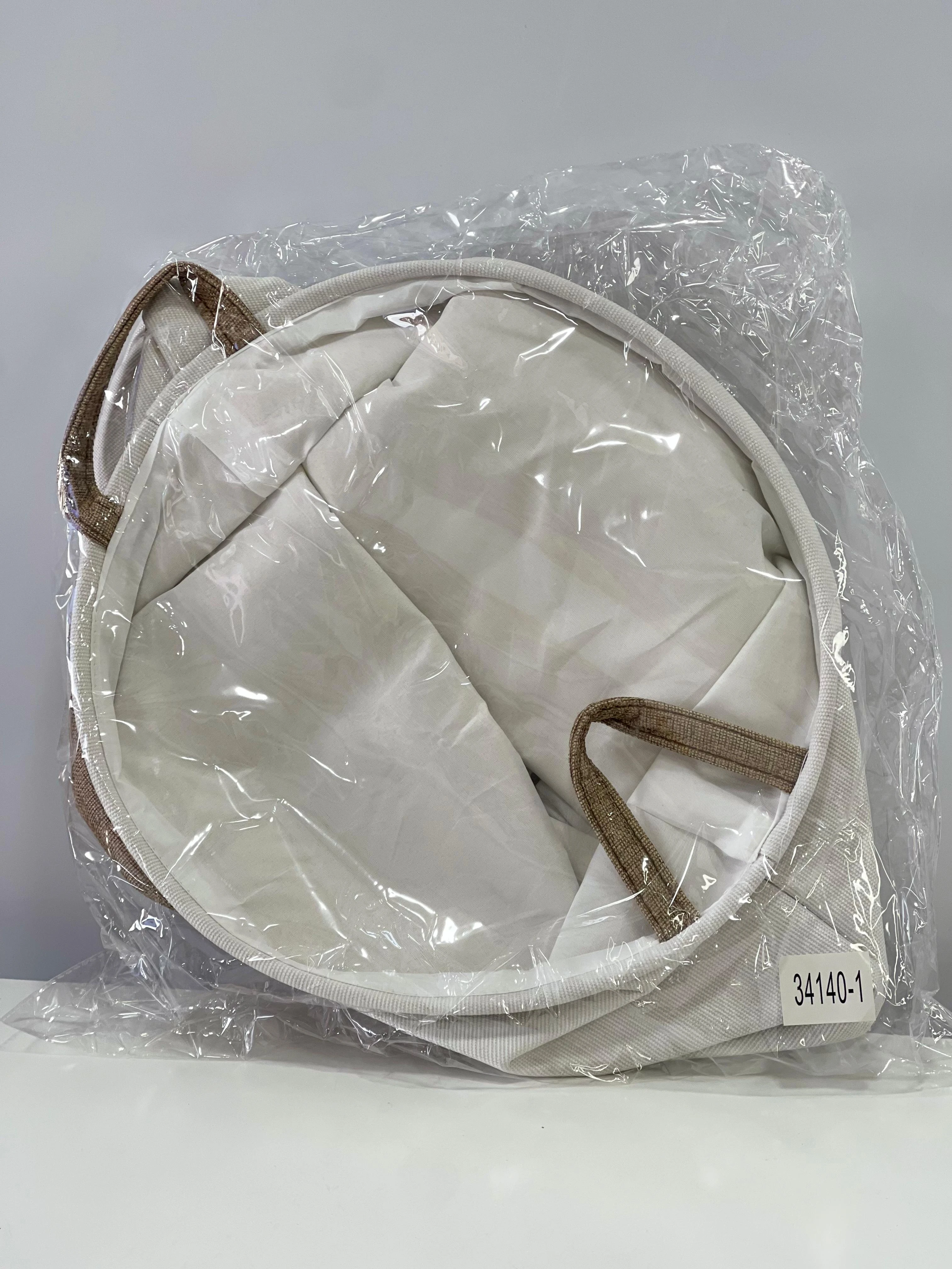 Cesto de ropa sucia de tela gris y blanco, con asas, en empaque plástico. Etiqueta "34140-1".