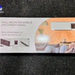 Caja del aire acondicionado portátil de pared, color blanco, con de uso en habitación cálida y detalles de instalación y control.