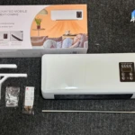 Aire acondicionado portátil blanco con panel de control digital, incluye soporte de pared, mando a distancia y accesorios. Caja con de uso en habitación.
