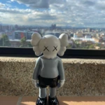 Kaws de Pie Figura Decorativa de Lujo