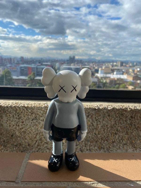 Kaws de Pie Figura Decorativa de Lujo