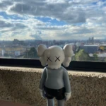 Kaws de Pie Figura Decorativa de Lujo - Imagen 4