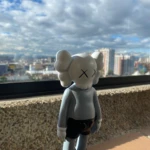 Kaws de Pie Figura Decorativa de Lujo - Imagen 6