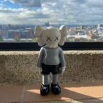Kaws de Pie Figura Decorativa de Lujo - Imagen 2