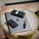 Set de dos tarjeteros Flikt Premium en negro, con protección RFID, sobre una tablet Apple en mesa de madera.