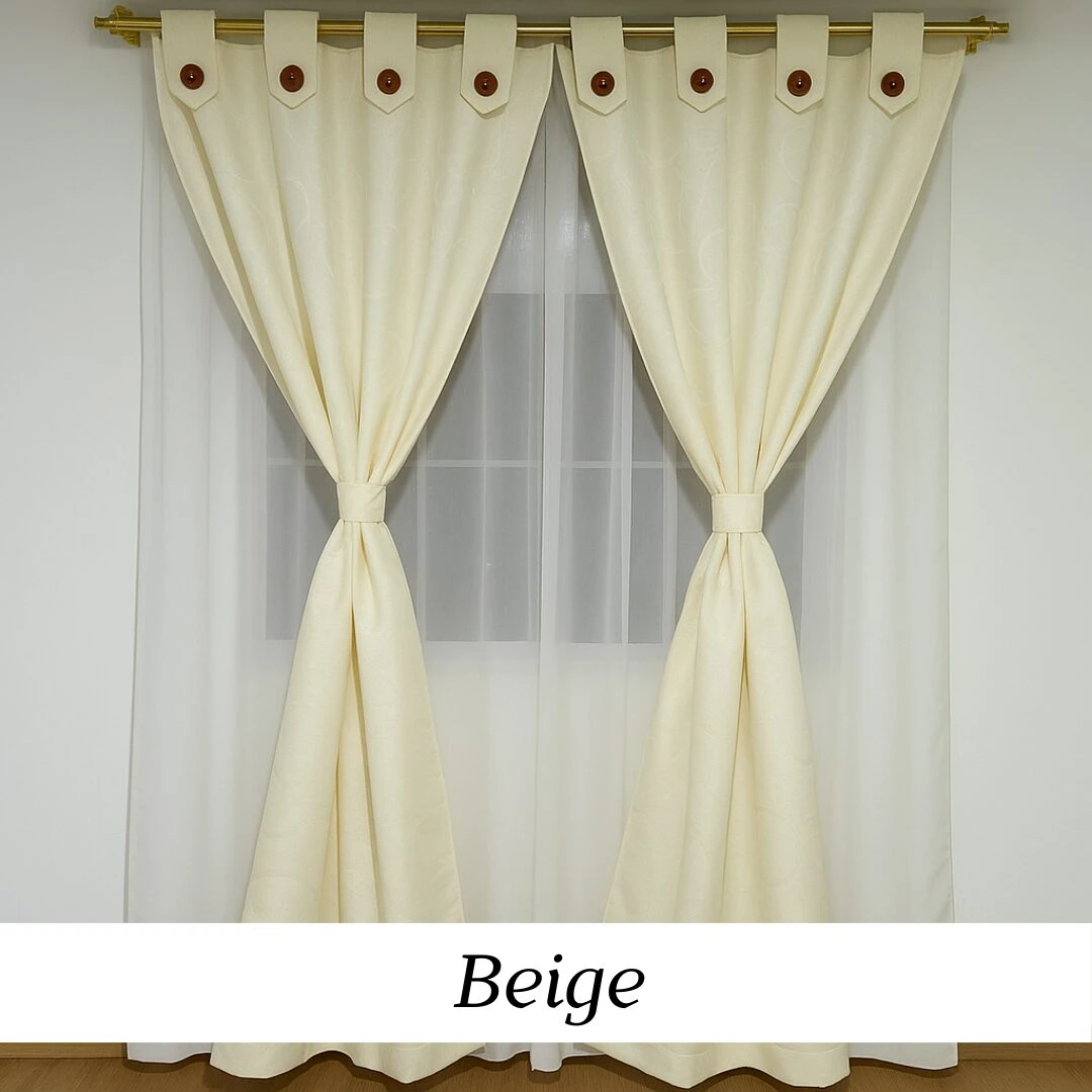 Cortinas beige con ganchos metálicos y cordón de ajuste, mostrando variante de color sobre ventana con visillo trasero.