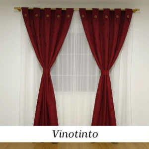 Cortinas Jacquard color vino tinto, con ganchos dorados y cordonera, instaladas en barra de ventana.