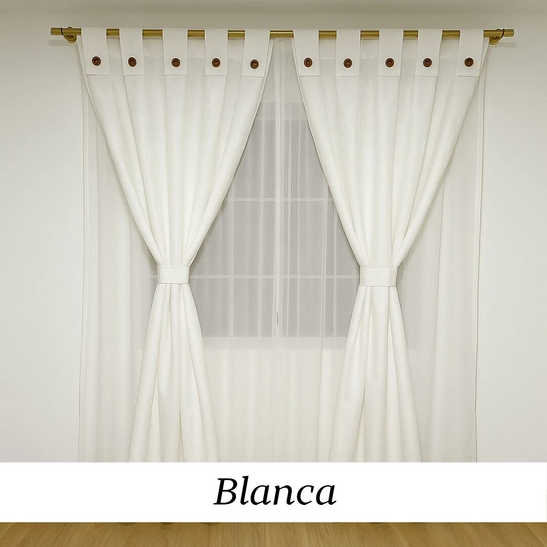 Cortinas blancas de Jacquard con ganchos y cordón, colgadas en barra dorada, filtrando luz suavemente en sala o dormitorio.