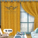 Cortina amarilla con textura de lino, modelo M-106, con logotipo Gema Home y botones superiores para colgar.