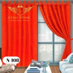 Cortina roja con botones metálicos y logo dorado, modelo N-108, colgada en ventana con vista urbana, ideal para sala de estar.