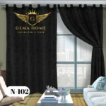 Cortina negra con logo dorado y etiqueta N-102, colgada en ventana con vista a ciudad, incluye botones superiores para ajuste.