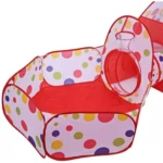 Carpa de juego infantil con túnel y canasta de baloncesto, diseño polka dots en colores rojo, amarillo, azul y verde sobre fondo blanco.