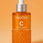 Serum vitamina C Sadoer en frasco de vidrio naranja texturizado, con gotero blanco y plateado. Contiene 1.4 fl.oz.
