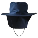 Gorro pescador azul oscuro de dril con protección para cuello y cordón ajustable.