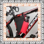Bicicleta de montaña negra y roja con bolso triangular impermeable y portabotellas.