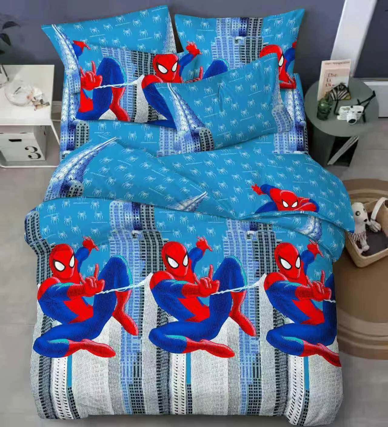 Juego de sábanas infantiles con diseño de Spiderman en acción sobre edificios, azul vibrante, suave y transpirable.