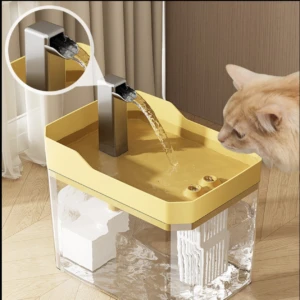 Dispensador automático de agua para mascotas en color amarillo, con filtro visible y grifo metálico. Gato bebiendo agua fresca.