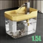 Dispensador automático de agua para mascotas en color amarillo con base transparente, grifo metálico y filtro interno visible; muestra 1.5L de capacidad.