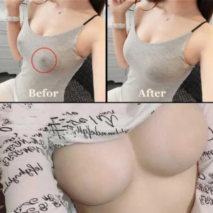 Tapas pezones adhesivas de silicona color nude. Comparativa antes y después en modelo con top gris, mostrando piel lisa. Primer plano de las tapas bajo camiseta blanca con tipografía negra.