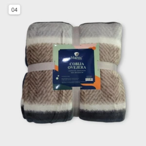 Cobija ovejera doble enrollada con etiquetas de marca, tonos beige y gris, textura suave visible en superficie.