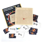 Tablero de madera con tablas de multiplicar, acompañado de fichas numéricas y tarjetas ilustradas para juego educativo infantil.