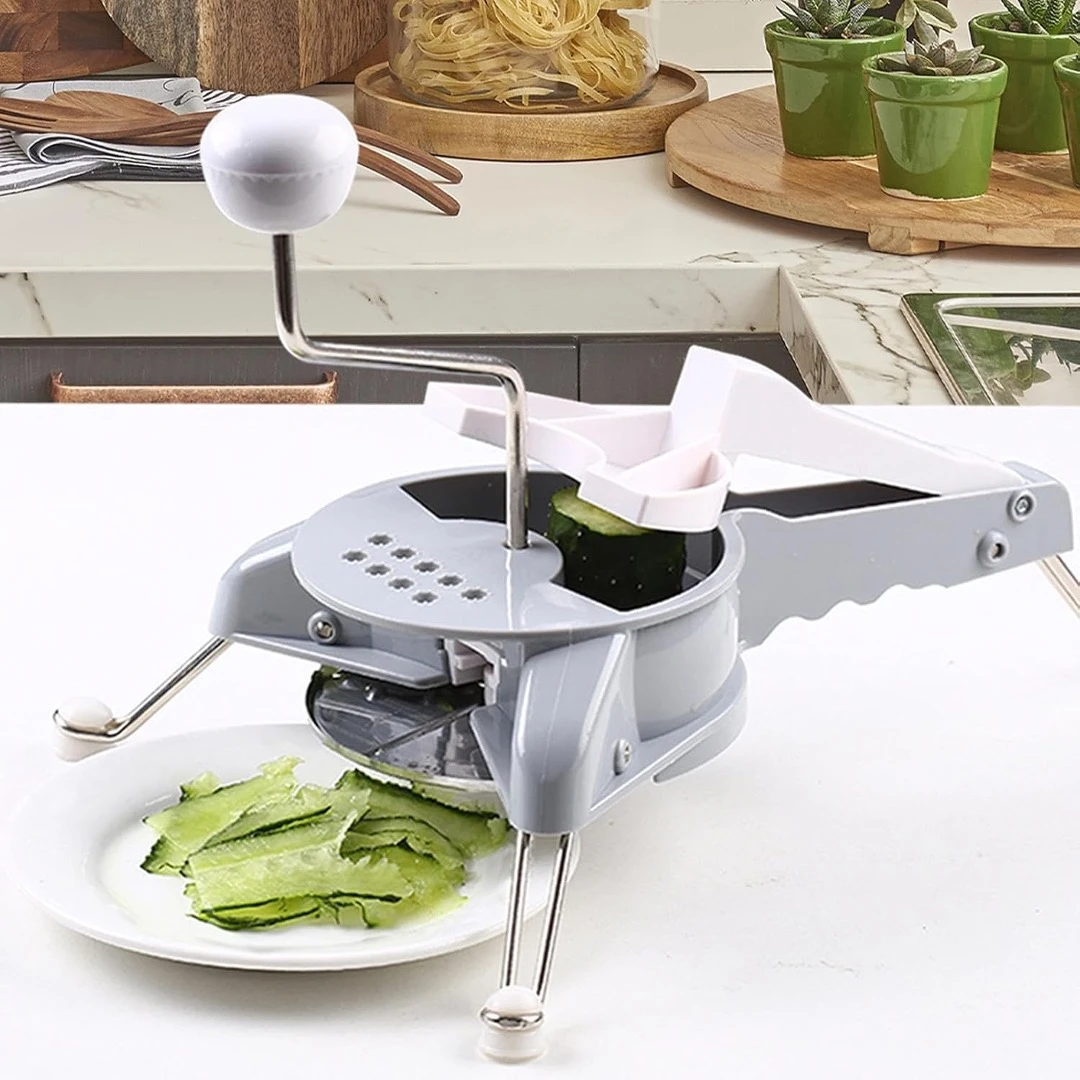 Cortador de vegetales gris multifuncional 4 en 1, con manivela y base para rebanar pepino en plato blanco.