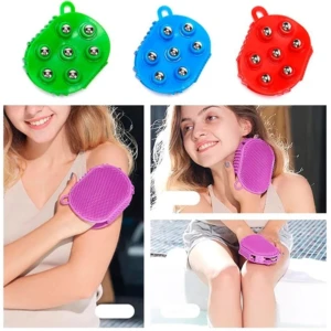 Guante masajeador corporal morado con balines, ideal para aliviar fatiga y mejorar circulación.