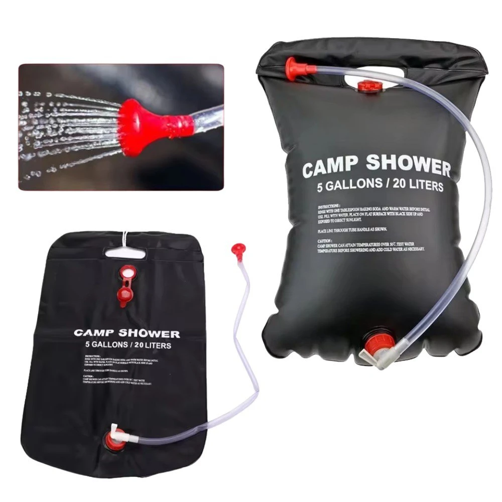 Bolsa negra de ducha portátil de 20 litros con manguera roja y boquilla, mostrando variante inflada y desinflada junto a detalle de agua saliendo.